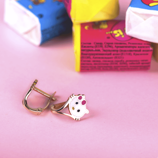 Золотые детские серьги Китти с эмалью 025108 Золотые детские серьги Китти с эмалью 025108