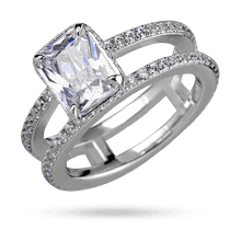 обзорное фото Серебряное кольцо с большим прямоугольным камнем изумрудной огранки и дорожками фианитов 040246  Серебряные кольца с фианитом