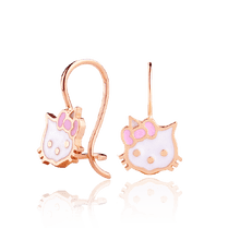 обзорное фото Золотые серьги с эмалью Китти 031422 Серьги без камней обзорное фото Золотые серьги с эмалью Китти 031422  Серьги без камней