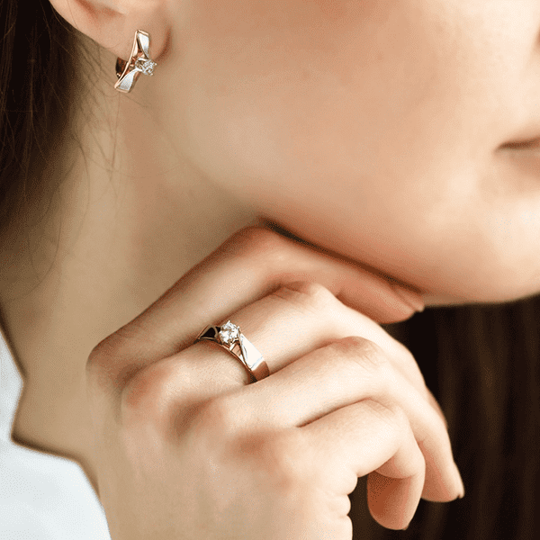 Кольцо золотое с фианитом