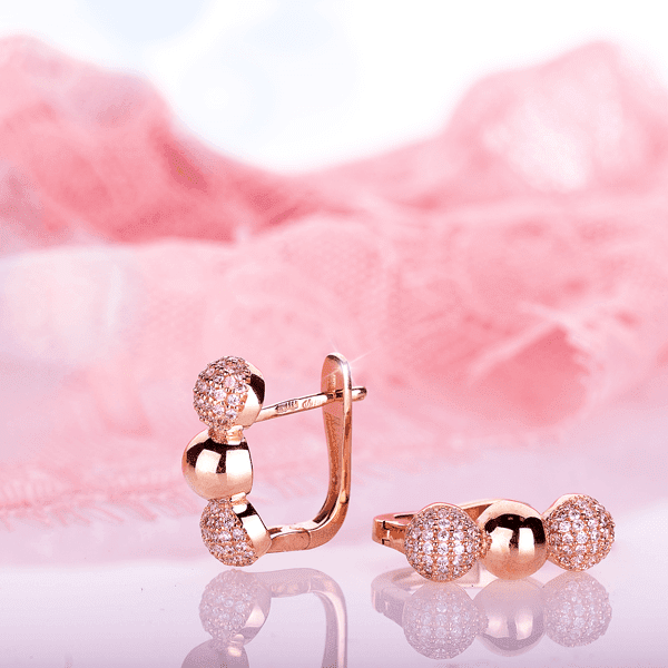 Золотые серьги Полусферы с фианитами на английской застежке 030724 Золотые серьги Полусферы с фианитами на английской застежке 030724