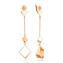 обзорное фото Стильные золотые серьги Геометрия с цепочкой 035388 Золотые серьги обзорное фото Стильные золотые серьги Геометрия с цепочкой 035388  Золотые серьги