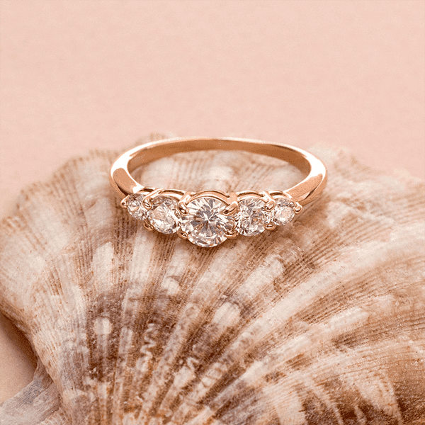 золотое кольцо с пятью фианитами золотое кольцо с пятью фианитами