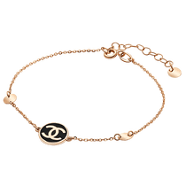 обзорное фото Стильный женский браслет с логотипом (черная эмаль) и монетками в красном золоте 039897 Женские золотые браслеты обзорное фото Стильный женский браслет с логотипом (черная эмаль) и монетками в красном золоте 039897  Женские золотые браслеты