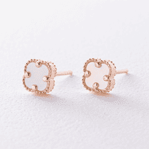 обзорное фото Серьги-пусеты "Клевер" в желтом золоте с перламутром 041075 Золотые серьги с перламутром обзорное фото Серьги-пусеты "Клевер" в желтом золоте с перламутром 041075  Золотые серьги с перламутром