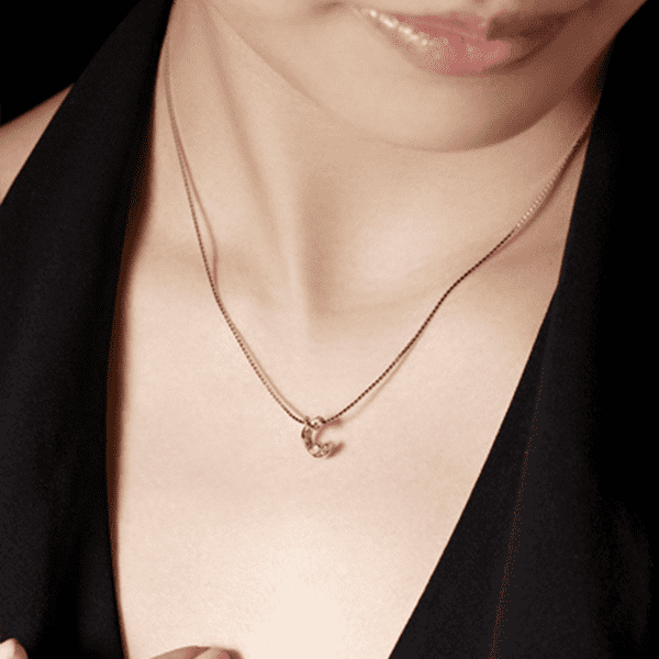 кулон буква с фото на теле