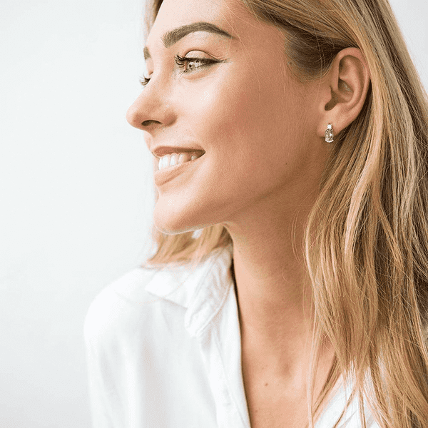 Золотие сережки с аметистом фото на ухе Золотие сережки с аметистом фото на ухе