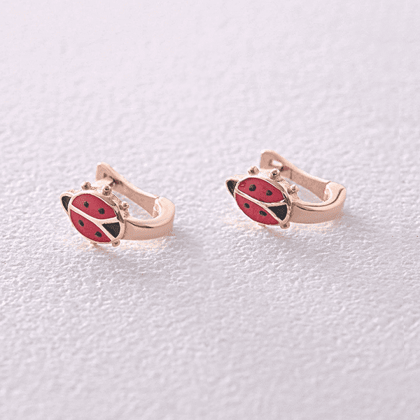 Детские серьги "Божья коровка" в красном золоте на английском замке 041424 детальное изображение ювелирного изделия Серьги без камней Детские серьги "Божья коровка" в красном золоте на английском замке 041424 детальное изображение ювелирного изделия Серьги без камней