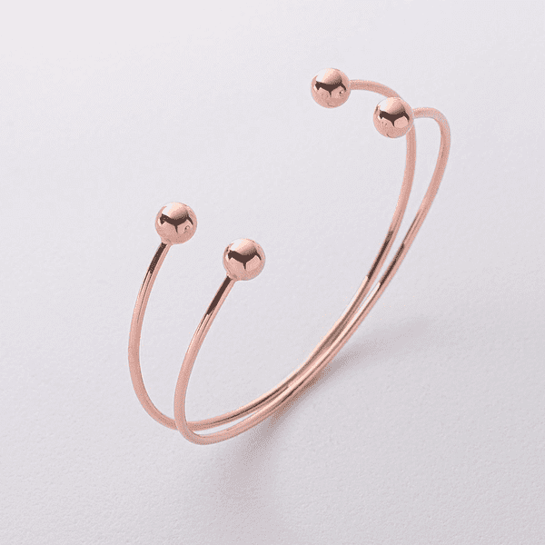 Разомкнутый двойной жесткий браслет в красном золоте с гладкими шариками 041322 детальное изображение ювелирного изделия Золотые браслеты без камней Разомкнутый двойной жесткий браслет в красном золоте с гладкими шариками 041322 детальное изображение ювелирного изделия Золотые браслеты без камней