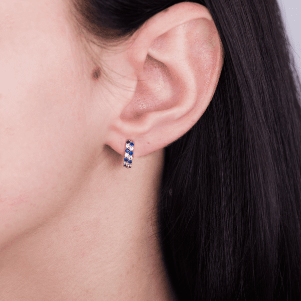 золотые серьги на ухе 