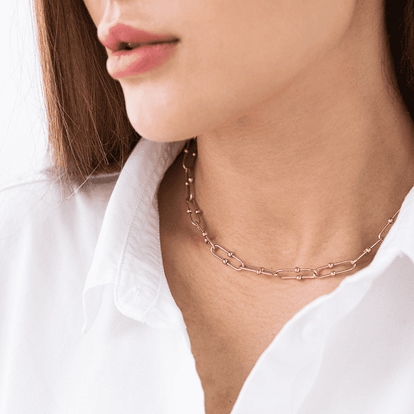 обьемное колье из золоат фото на шее