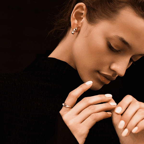 Золоті сережки на кожен день Джина 034057 детальне зображення ювелірного виробу Золоті сережки на кожен день Джина 034057 детальне зображення ювелірного виробу