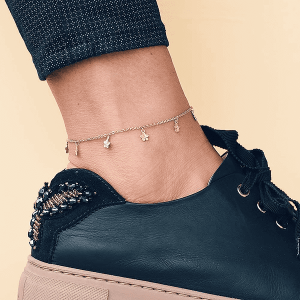 золотой браслет на ноге с подвесками золотой браслет на ноге с подвесками