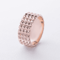 обзорное фото Широкое кольцо в красном золоте с рельефным геометрическим дизайном без вставок 040962  Золотые кольца без вставок