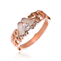 обзорное фото Золотое кольцо с фианитом Ножки младенца ободок с узором 032924 Золотые кольца обзорное фото Золотое кольцо с фианитом Ножки младенца ободок с узором 032924  Золотые кольца