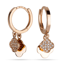 обзорное фото Золотые серьги Клевер с фианитами 030365 Золотые серьги с фианитом обзорное фото Золотые серьги Клевер с фианитами 030365  Золотые серьги с фианитом