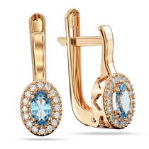 обзорное фото Золотые серьги с голубым топазом в овальной форме и фианитами по кругу с вырезами сердец 040276 Золотые серьги с топазом обзорное фото Золотые серьги с голубым топазом в овальной форме и фианитами по кругу с вырезами сердец 040276  Золотые серьги с топазом