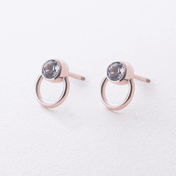 Лаконичные пусеты в красном золоте с голубым топазом круглой огранки 041004 детальное изображение ювелирного изделия Золотые серьги с топазом