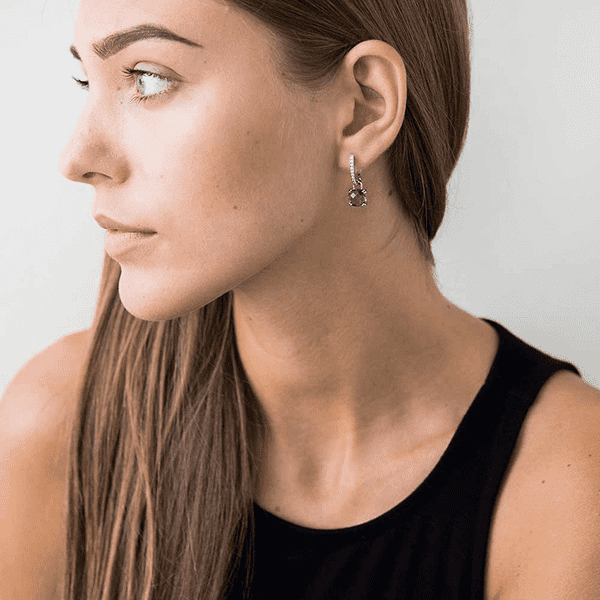 золотые серьги с аметистом на моделе золотые серьги с аметистом на моделе