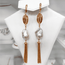 обзорное фото Эксклюзивные длинные золотые серьги подвески с барочным жемчугом 029089  Золотые серьги с жемчугом
