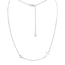 обзорное фото Колье в белом золоте с крестиком и монеткой на карабине 040769  Золотое колье без камней