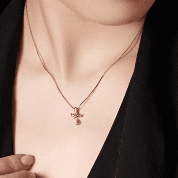 подвеска буква м с бриллиантом