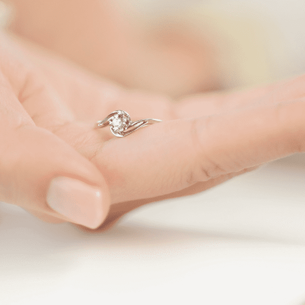 Каблучка для заручин з діамантом із білого золота 024526 детальне зображення ювелірного виробу