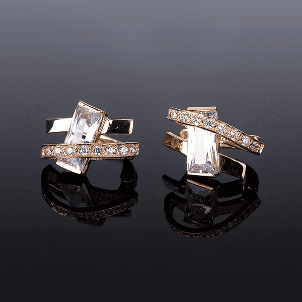 Стильні класичні золоті сережки с фіанітами 032173 детальне зображення ювелірного виробу