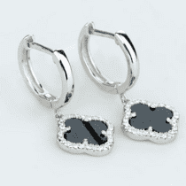 обзорное фото Серебряные серьги на английском замке с ониксом и фианитами Клевер 038306  Серебряные серьги с камнями
