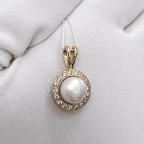 обзорное фото Золотой кулон с жемчугом 023707 Золотые кулоны с жемчугом обзорное фото Золотой кулон с жемчугом 023707  Золотые кулоны с жемчугом