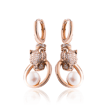 обзорное фото Оригинальные золотые серьги Пантера с жемчугом и фианитами 033073  Золотые серьги