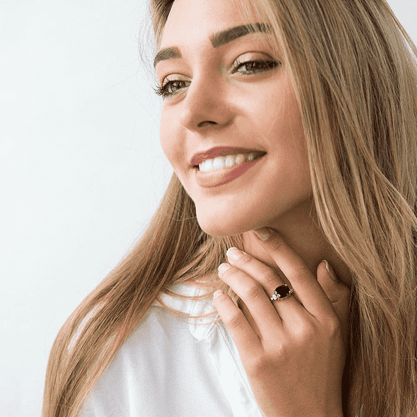 кольцо с раухтопазом в золоте на руке кольцо с раухтопазом в золоте на руке