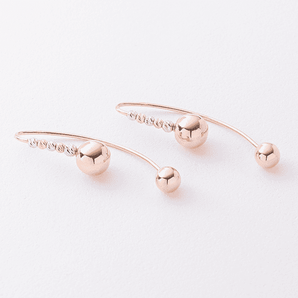 Золоті сережки-протяжки з кульками різного розміру гладкими та з алмазним гравіюванням 041003 детальне зображення ювелірного виробу Золоті сережки-протяжки з кульками різного розміру гладкими та з алмазним гравіюванням 041003 детальне зображення ювелірного виробу