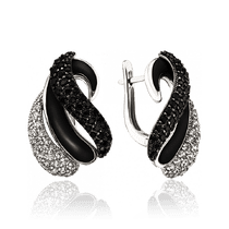 обзорное фото Стильные сережки из серебра с черной эмалью и фианитами 034195 Серебряные серьги с камнями обзорное фото Стильные сережки из серебра с черной эмалью и фианитами 034195  Серебряные серьги с камнями