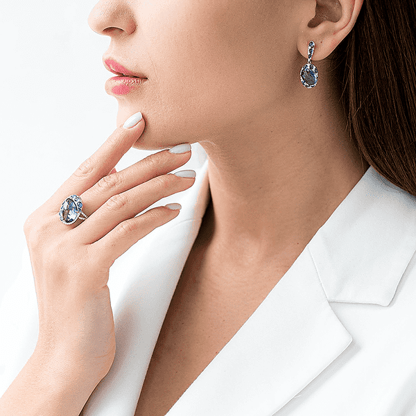 серьги с синими драгоценными камнями на ухе серьги с синими драгоценными камнями на ухе