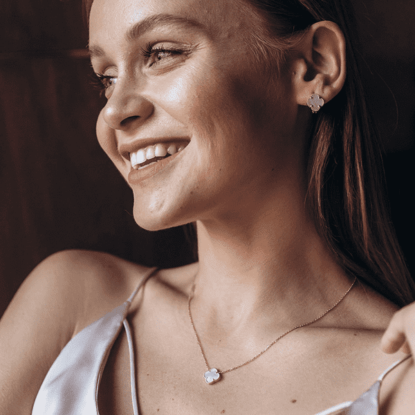 золотые серьги клевер с перламутром фото на ухе золотые серьги клевер с перламутром фото на ухе