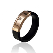 обзорное фото Каучуковое кольцо с золотой пластиной с фианитом 028717  Золотые кольца с каучуком