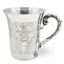 обзорное фото Серебряная чашка с гравировкой плетение цветов с ажурным ушком 039292  Серебряные чашки