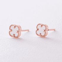 обзорное фото Серьги-пусеты "Клевер" в красном золоте с перламутром 038119 Золотые серьги с перламутром обзорное фото Серьги-пусеты "Клевер" в красном золоте с перламутром 038119  Золотые серьги с перламутром