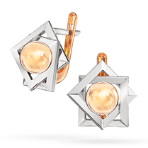 обзорное фото Серьги в комбинированном золоте геометрической формы с шариком 041469 Золотые серьги обзорное фото Серьги в комбинированном золоте геометрической формы с шариком 041469  Золотые серьги