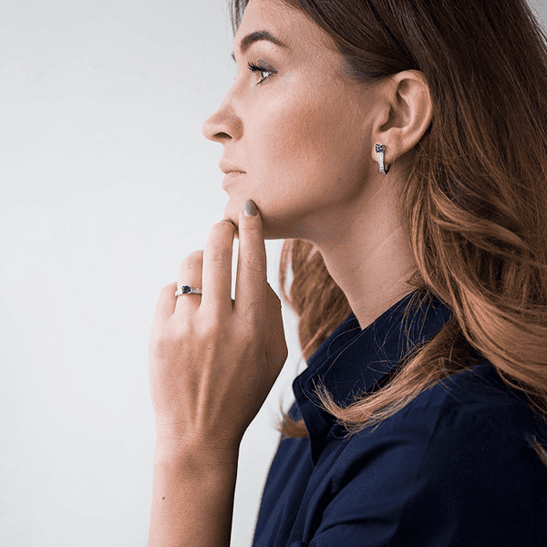 красивые серьги с Лондон топазом и фианитами на моделе красивые серьги с Лондон топазом и фианитами на моделе