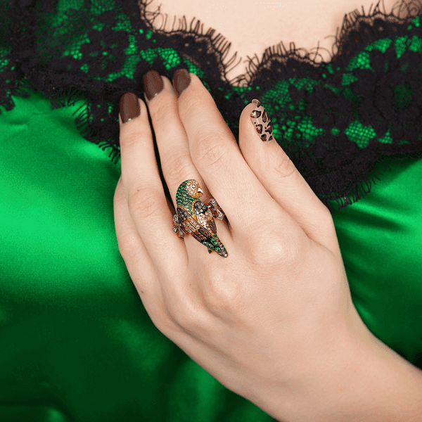 Золотое кольцо в желтом золоте с фианитами Попугай 025248 Золотое кольцо в желтом золоте с фианитами Попугай 025248