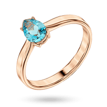 обзорное фото Изящное золотое кольцо с голубым топазом огранки груша 041133  Золотые кольца с топазом