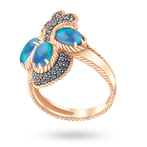 обзорное фото Ажурное золотое кольцо с тремя овальными опалами и россыпью нанокристаллов в рифленой оправе 040904  Золотые кольца с опалом