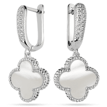 обзорное фото Серебряные серьги с фианитами и подвесным клевером из перламутра 039356 Серебряные серьги с камнями обзорное фото Серебряные серьги с фианитами и подвесным клевером из перламутра 039356  Серебряные серьги с камнями