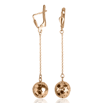 обзорное фото Золотые серьги на английском замке с шариком на цепочке 026574 Золотые серьги с английским замком обзорное фото Золотые серьги на английском замке с шариком на цепочке 026574  Золотые серьги с английским замком