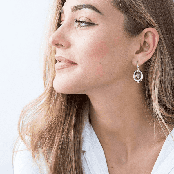 Сережки подвески с раухтопазом фото на ухе Сережки подвески с раухтопазом фото на ухе