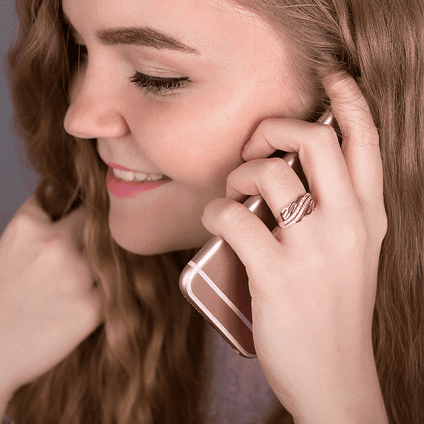 Золотое кольцо с камнями на руке Золотое кольцо с камнями на руке