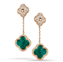 обзорное фото Золотые серьги-пуссеты Клевер с россыпью фианитов и подвеской с зеленой перламутровой эмалью 040597 Золотые серьги обзорное фото Золотые серьги-пуссеты Клевер с россыпью фианитов и подвеской с зеленой перламутровой эмалью 040597  Золотые серьги