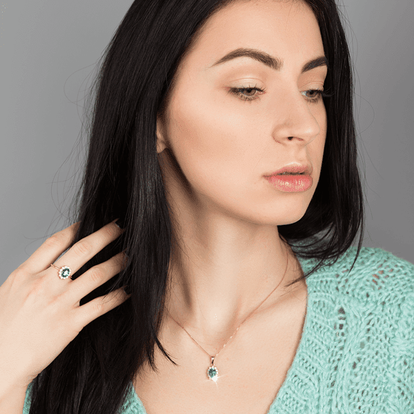 Кольцо в красном золоте с зеленым гранатом и бриллиантами 027272